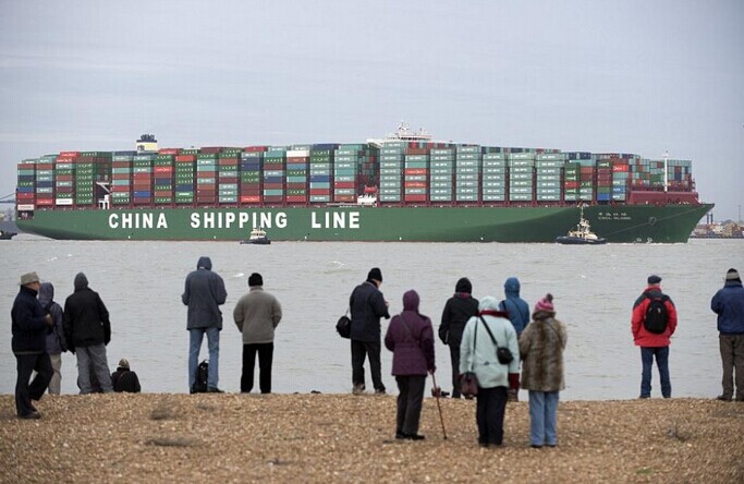 中国产世界最大轮船“中海环球”号抵英港引围观  可装载19100个集装箱