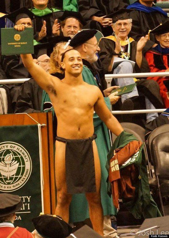 夏威夷大学毕业生身着遮羞布领取学位证书