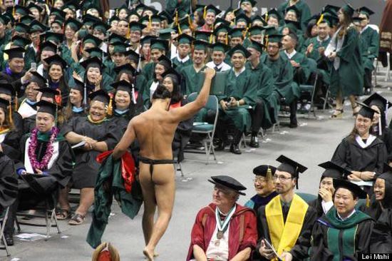 夏威夷大学毕业生身着遮羞布领取学位证书