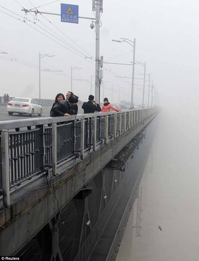 10个貌似正常的照片幕后一些可怕的事情-武汉长江大桥与殉情者(1)