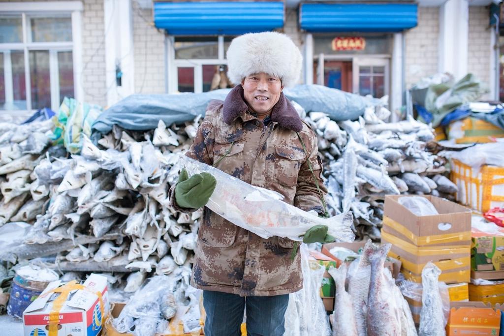探秘中国最东市场 冻鱼倒插着卖