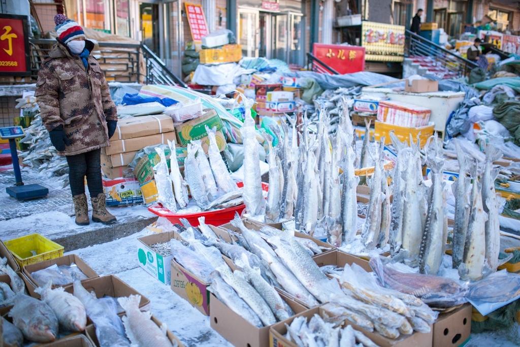 探秘中国最东市场 冻鱼倒插着卖