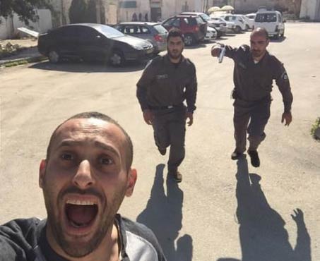 一名巴勒斯坦人惊恐自拍，同时以色列军方两名警察正在追捕...