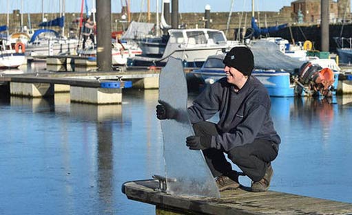 英国一海港因气温骤降海面结冰似玻璃碎片