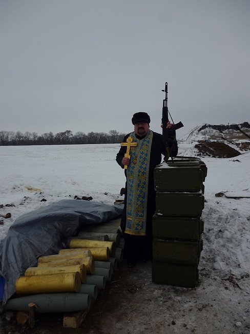 乌克兰“战斗神父”手握武器炮弹遭处罚 