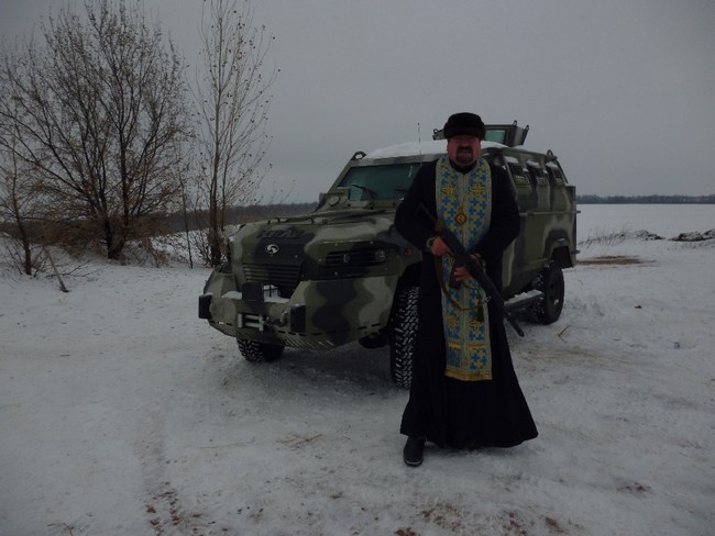 乌克兰“战斗神父”手握武器炮弹遭处罚 