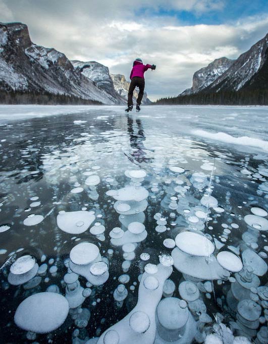 加拿大班夫国家公园沼气泡聚集湖面冰下壮观美景 点燃可成火海