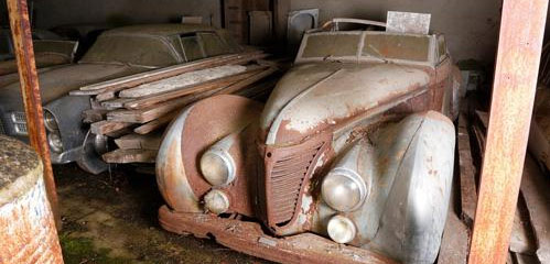 农场废弃车库发现数十辆古董车豪车 其中一辆被拍出1亿多