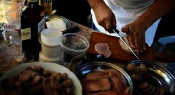 塞尔维亚睾丸烹饪节、印度“打男人节”：盘点世界各地的奇葩节日-6