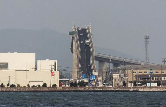 日本江岛大桥犹如“过山车” 成为旅游新热点