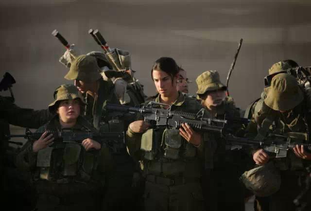 世界上有两种女兵：一种是以色列女兵，一种是其他女兵.25