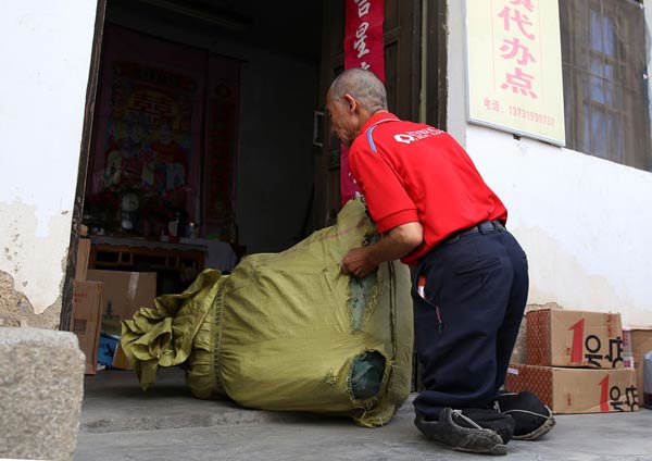 6旬“无腿快递员”膝行送快递  每天送货七八十件