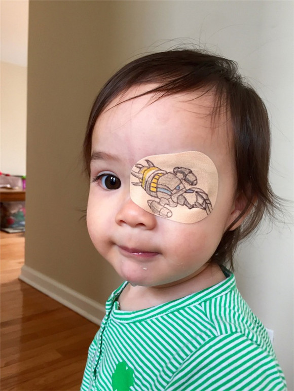 为了患白内障的女儿 他设计了好多好玩的眼罩