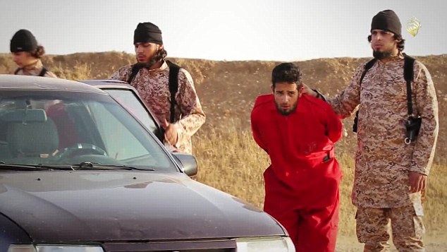 囚笼淹死、火箭弹处决、炸药“项链”：ISIS虐杀囚犯新视频曝光-3135913-image-a-7_1435059933680