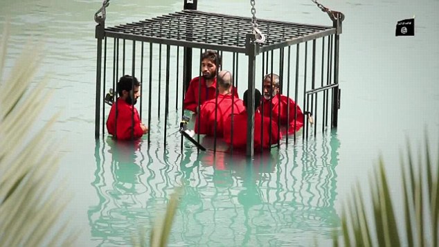 囚笼淹死、火箭弹处决、炸药“项链”：ISIS虐杀囚犯新视频曝光-3135913-image-a-2_1435059849509