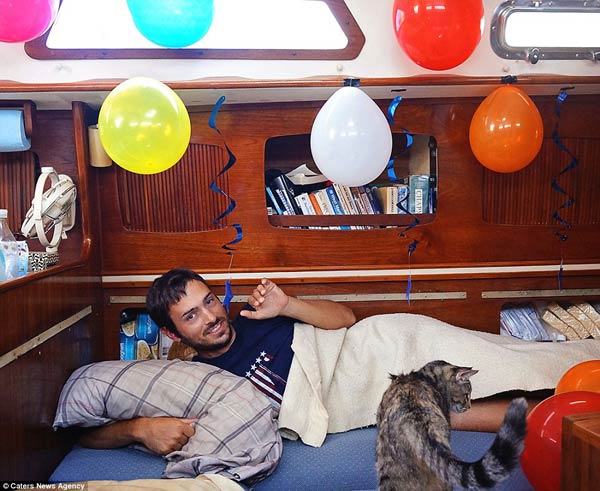 一起去看世界：夫妇辞去工作带猫驾船环游16国