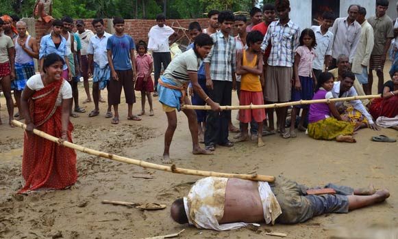 印度两名男童溺亡 村民动用私刑将校长活活打死