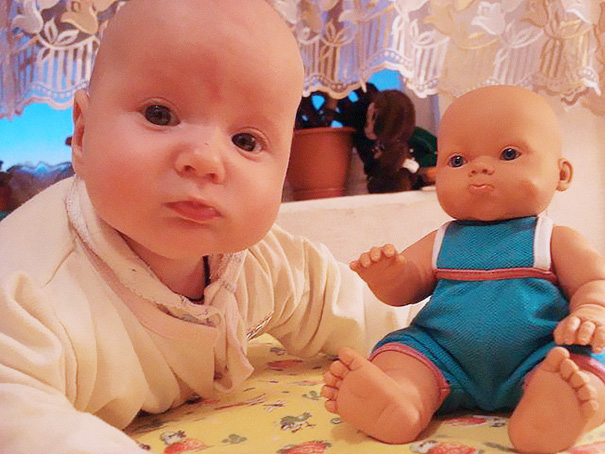 20个婴儿看起来就像他们的玩具娃娃-and-look-alike-dolls-29__605
