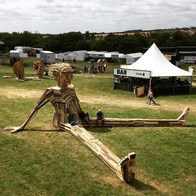 丹麦艺术家用废弃木材打造巨型雕塑-4
