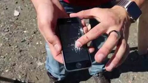 iPhone挡子弹救主人命 俄罗斯骚年用AK-47对iPhone做了测试