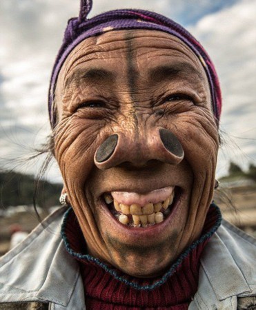 印度部落妇女防止被劫掠 戴鼻栓让自己变丑