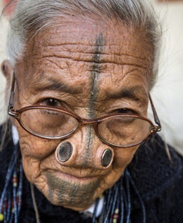 印度部落妇女防止被劫掠 戴鼻栓让自己变丑