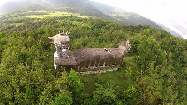 探秘印尼丛林深处“鸡形”废弃教堂