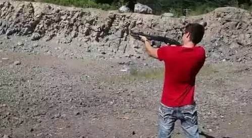 iPhone挡子弹救主人命 俄罗斯骚年用AK-47对iPhone做了测试