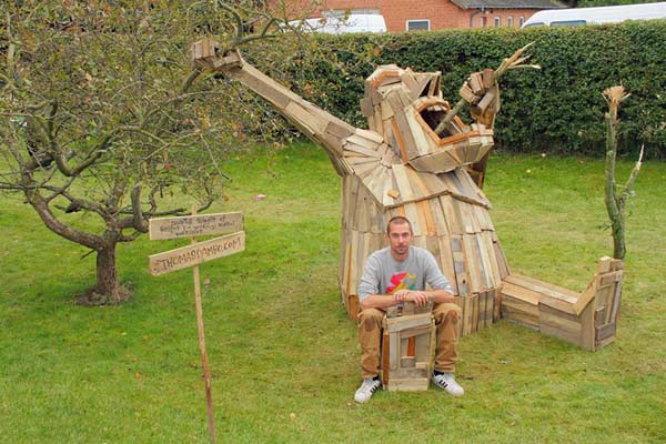 丹麦艺术家用废弃木材打造巨型雕塑-9