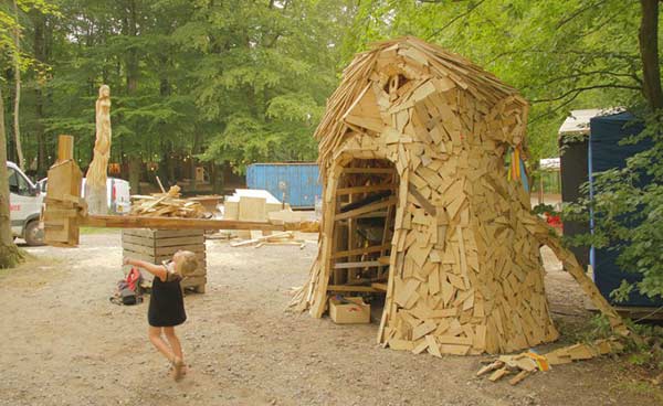 丹麦艺术家用废弃木材打造巨型雕塑-2