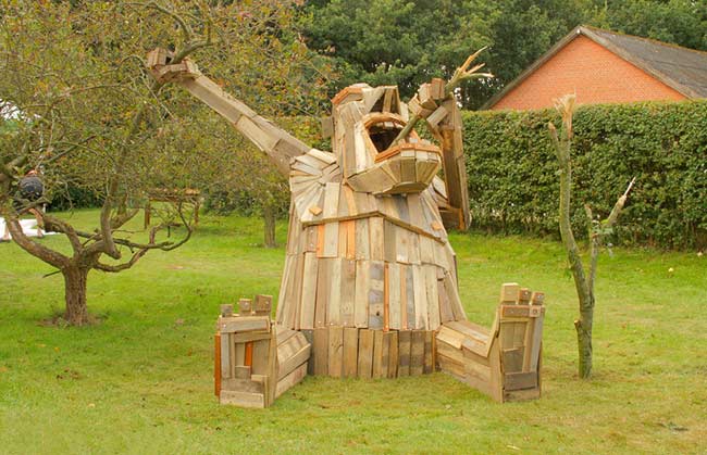 丹麦艺术家用废弃木材打造巨型雕塑-3