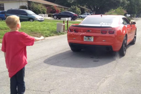 美国的一位父亲驾驶跑车，为自己八岁大的儿子拔牙。