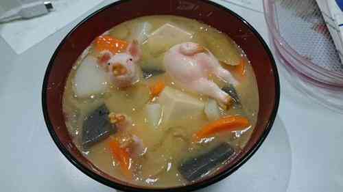 日本现“真猪料理” 制作太过逼真食客难接受2，图为什锦汤中漂浮着的“猪”。