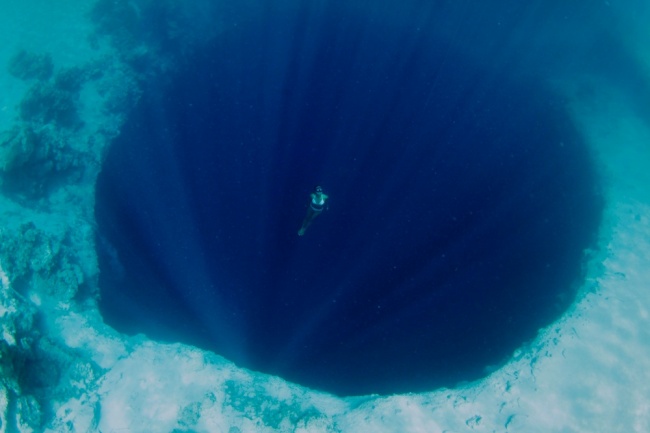 你害怕开阔的水域吗 看看水下边都有啥 海底黑洞