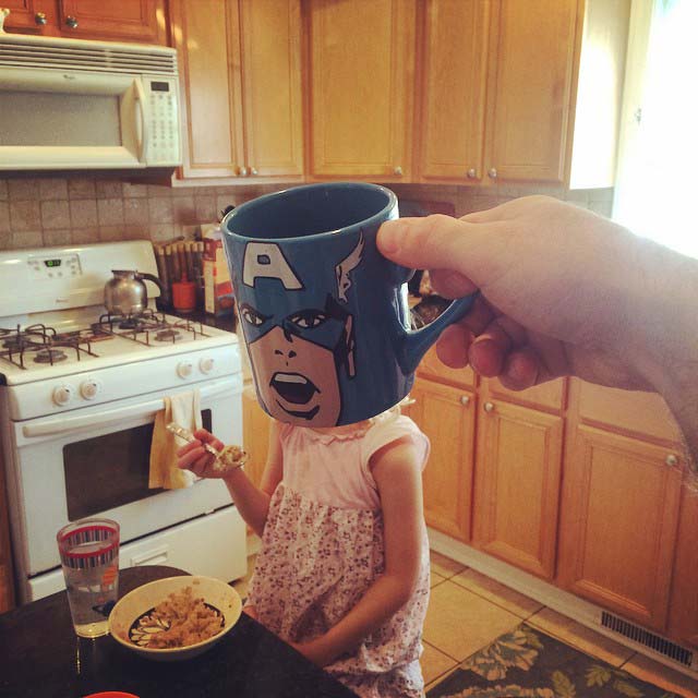 很有创意的爸爸用马克杯让孩子进入超级英雄的角色-superheroes-breakfast-mugshot-lance-curran-1