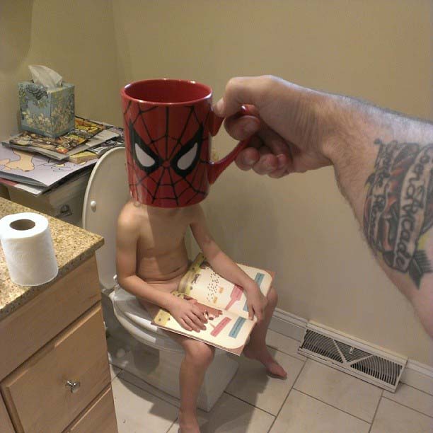 很有创意的爸爸用马克杯让孩子进入超级英雄的角色-superheroes-breakfast-mugshot-lance-curran-16