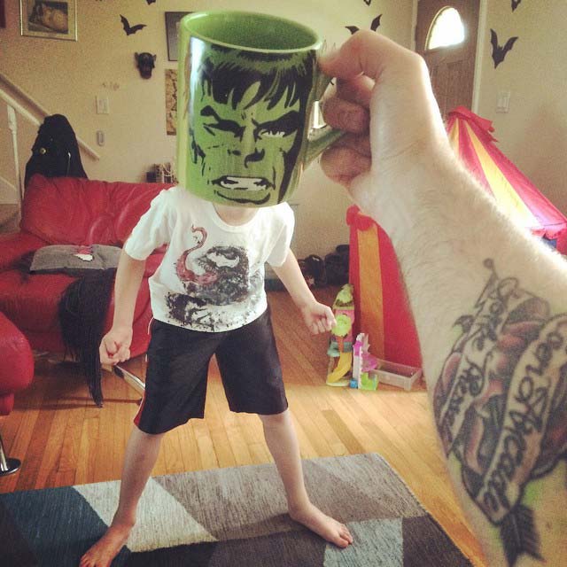 很有创意的爸爸用马克杯让孩子进入超级英雄的角色-superheroes-breakfast-mugshot-lance-curran-2