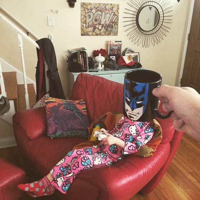 很有创意的爸爸用马克杯让孩子进入超级英雄的角色-superheroes-breakfast-mugshot-lance-curran-4