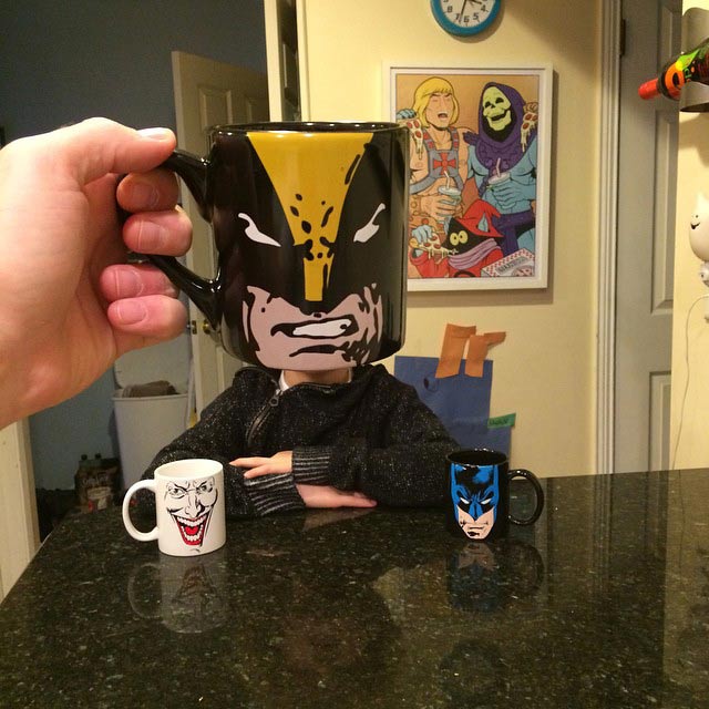 很有创意的爸爸用马克杯让孩子进入超级英雄的角色-superheroes-breakfast-mugshot-lance-curran-5