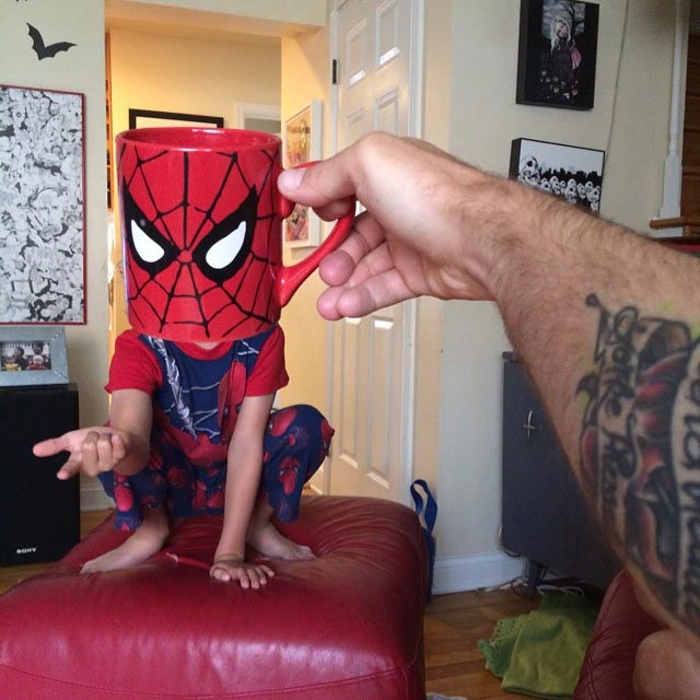 很有创意的爸爸用马克杯让孩子进入超级英雄的角色-superheroes-breakfast-mugshot-lance-curran-6