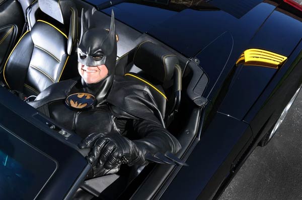 美国男子开蝙蝠车装扮成蝙蝠侠看望医院儿童 遭遇车祸身亡 