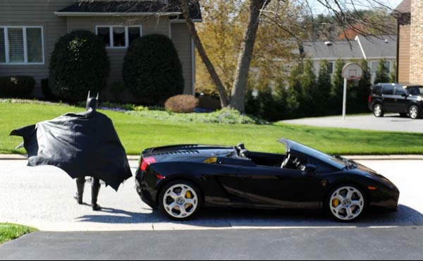 美国男子开蝙蝠车装扮成蝙蝠侠看望医院儿童 遭遇车祸身亡 