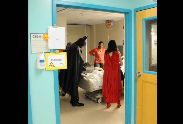罗宾逊装扮成蝙蝠侠看望医院里的患儿