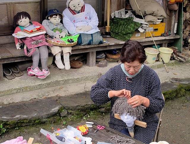 恐怖！日本老妇做稻草人为小镇保持“生机”！