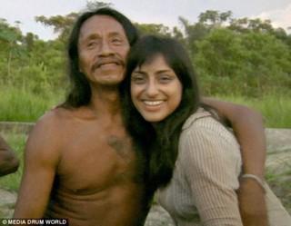 英国高学历电影制作人嫁厄瓜多尔部落猎人 成“亚马逊女王”