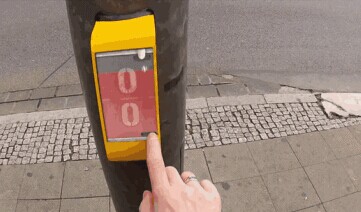 德国HAWK University等红灯的时候就可以和对面的人一起玩小游戏拉