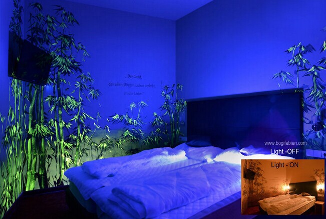 艺术家用发光的UV漆来装饰自己的卧室