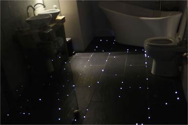 浴室星夜：用光纤灯布置地板创造一个独特的浴室星夜