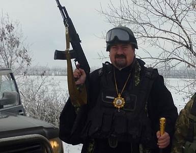 乌克兰“战斗神父”手握武器炮弹遭处罚