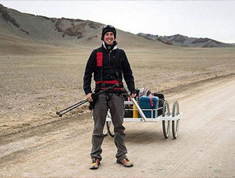 英24岁探险家独自徒步穿越蒙古国 最多一天走55公里